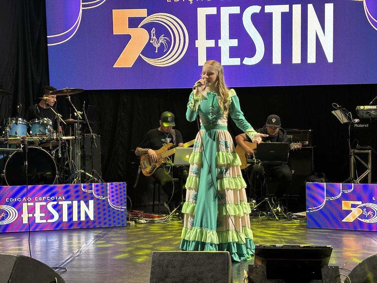 Edição histórica do Festival de Inverno de Toledo teve apresentações das categorias Juvenil e Adulto Sertanejo; classificados voltam a se apresentar no sábado (25)