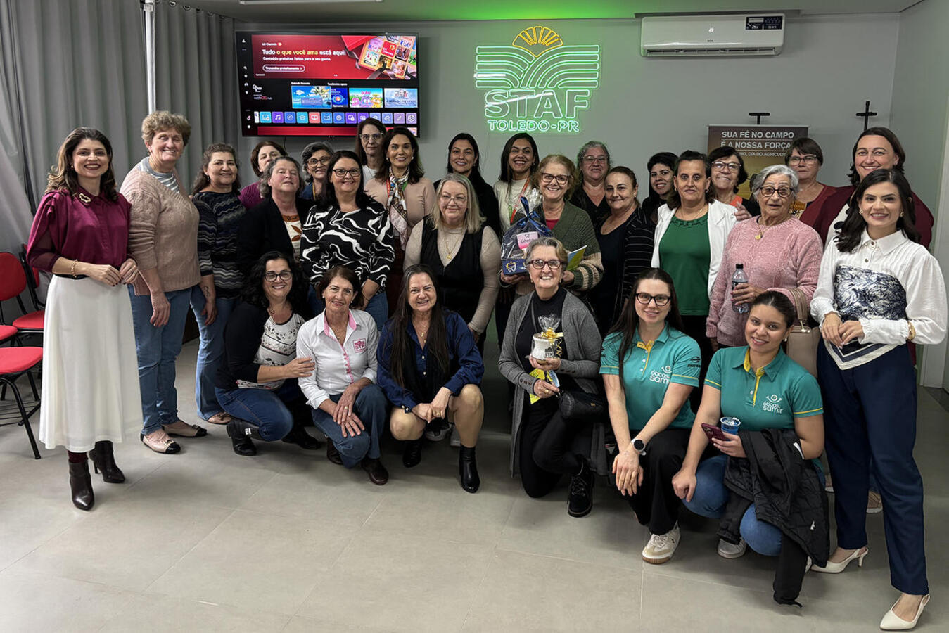 A Secretaria Municipal da Mulher (SMM) promoveu, na tarde desta sexta-feira (24), o Encontro de Valorização da Mulher Rural, atividade realizada na sede do Sindicato dos Trabalhadores da Agricultura Familiar (Staf). Integrando a programação da Semana do Agricultor 2026, o evento teve como tema "Cultivando o autocuidado" e reuniu cerca de 40 mulheres em uma programação voltada ao incentivo dos cuidados com a saúde, ao fortalecimento da autoestima e à promoção do bem-estar. A secretária municipal da Mulher, E