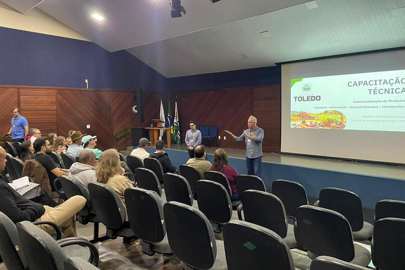 Atividade nesta quinta-feira (30) integra a Semana do Agricultor; na ocasião, comerciantes e produtores aprenderam e prestigiaram reconhecimento à queijaria