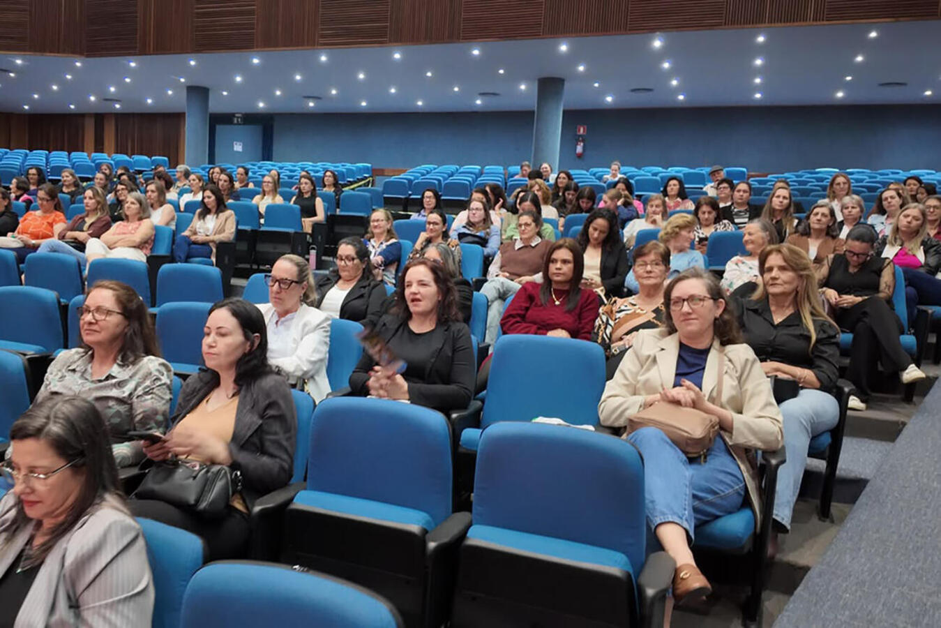 Evento realizado na noite desta quarta-feira (29) no Teatro Municipal fez um reconhecimento à contribuição das mulheres para o desenvolvimento de Toledo