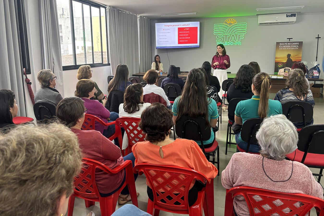 A Secretaria Municipal da Mulher (SMM) promoveu, na tarde desta sexta-feira (24), o Encontro de Valorização da Mulher Rural, atividade realizada na sede do Sindicato dos Trabalhadores da Agricultura Familiar (Staf). Integrando a programação da Semana do Agricultor 2026, o evento teve como tema "Cultivando o autocuidado" e reuniu cerca de 40 mulheres em uma programação voltada ao incentivo dos cuidados com a saúde, ao fortalecimento da autoestima e à promoção do bem-estar. A secretária municipal da Mulher, E