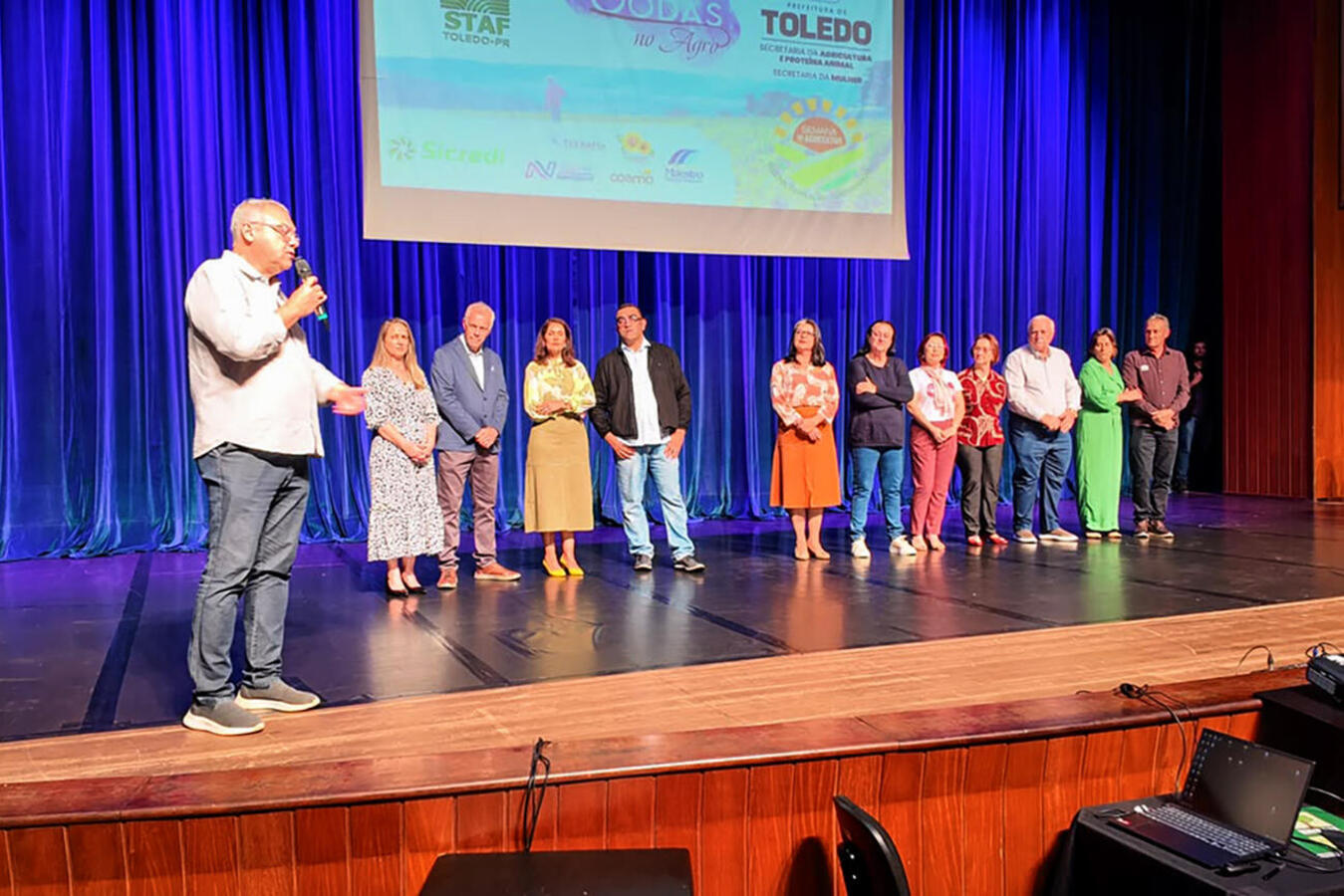 Evento realizado na noite desta quarta-feira (29) no Teatro Municipal fez um reconhecimento à contribuição das mulheres para o desenvolvimento de Toledo