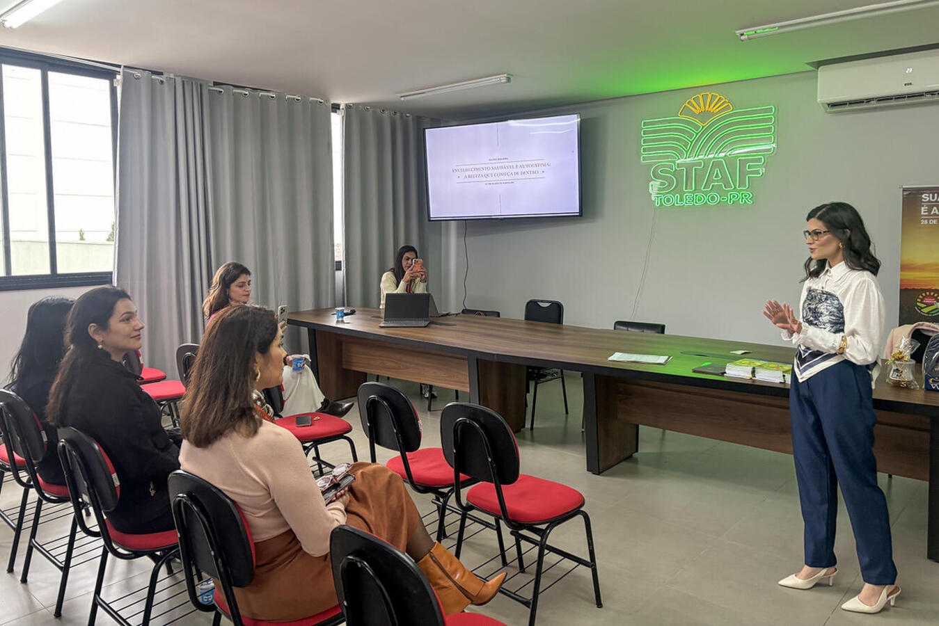 A Secretaria Municipal da Mulher (SMM) promoveu, na tarde desta sexta-feira (24), o Encontro de Valorização da Mulher Rural, atividade realizada na sede do Sindicato dos Trabalhadores da Agricultura Familiar (Staf). Integrando a programação da Semana do Agricultor 2026, o evento teve como tema "Cultivando o autocuidado" e reuniu cerca de 40 mulheres em uma programação voltada ao incentivo dos cuidados com a saúde, ao fortalecimento da autoestima e à promoção do bem-estar. A secretária municipal da Mulher, E