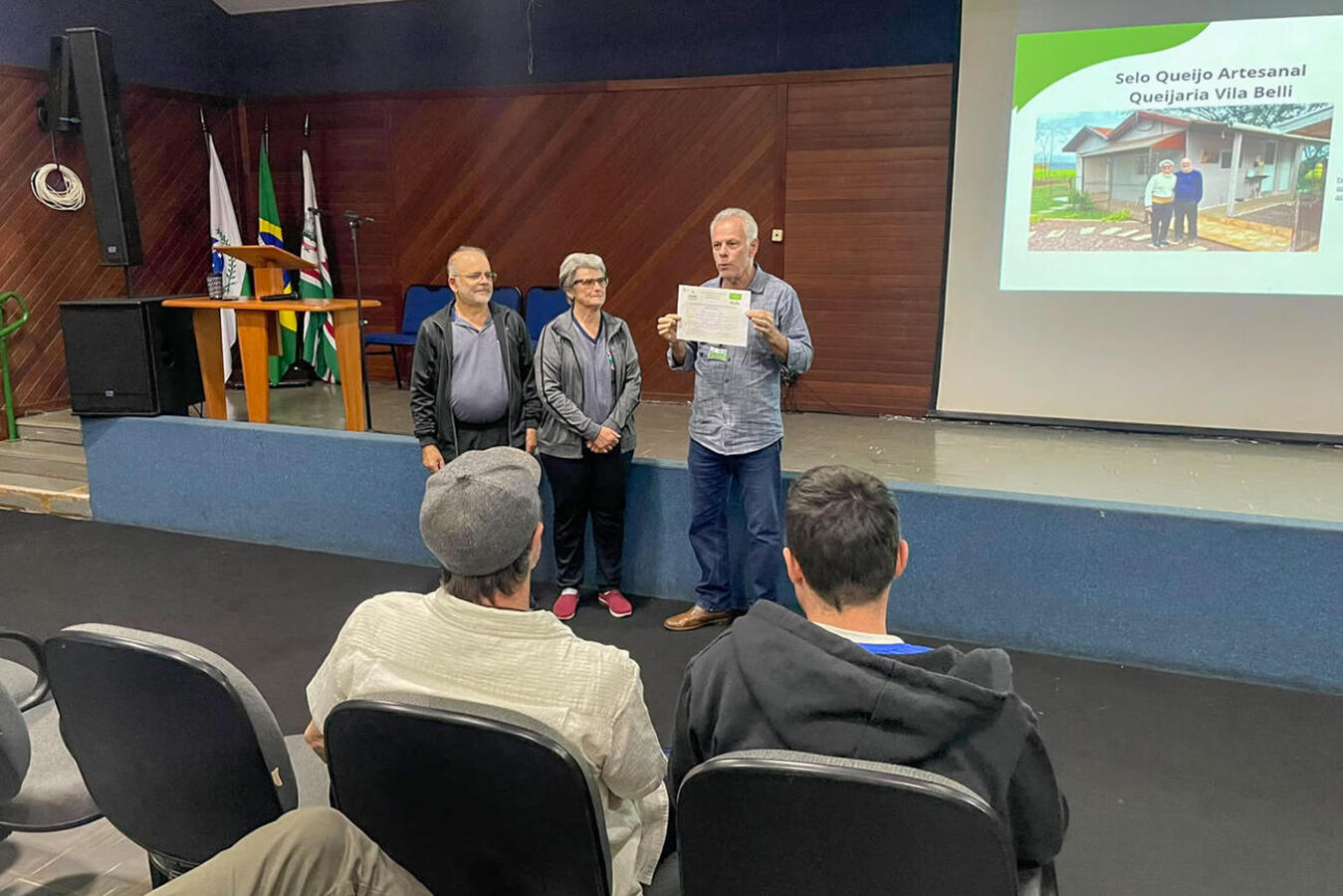 Atividade nesta quinta-feira (30) integra a Semana do Agricultor; na ocasião, comerciantes e produtores aprenderam e prestigiaram reconhecimento à queijaria