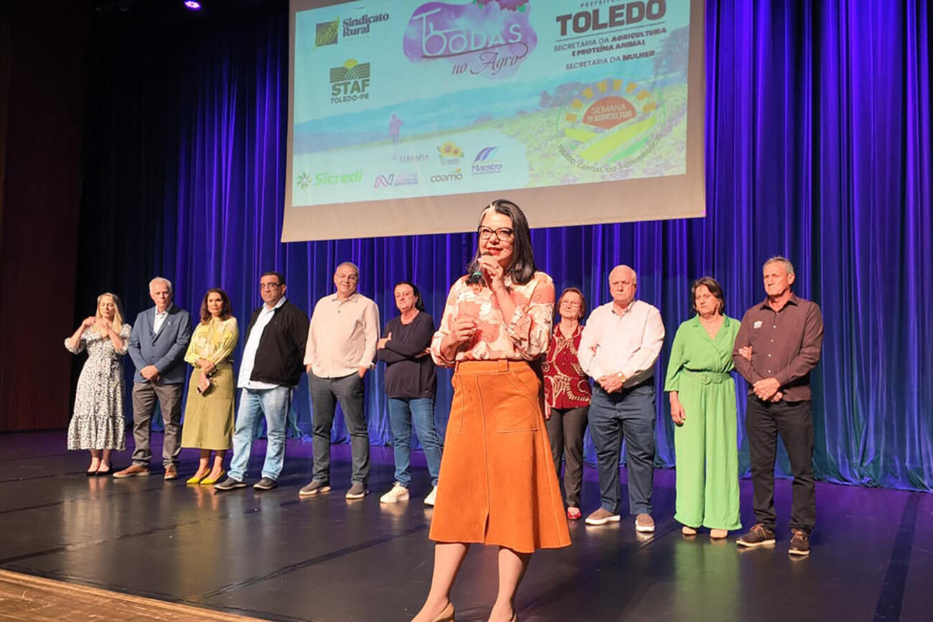 Evento realizado na noite desta quarta-feira (29) no Teatro Municipal fez um reconhecimento à contribuição das mulheres para o desenvolvimento de Toledo