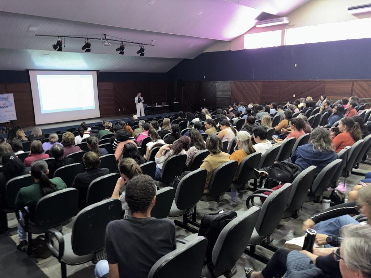 Capacitações ocorreram em diferentes locais do município e abordaram conteúdos específicos para cada área de atuação