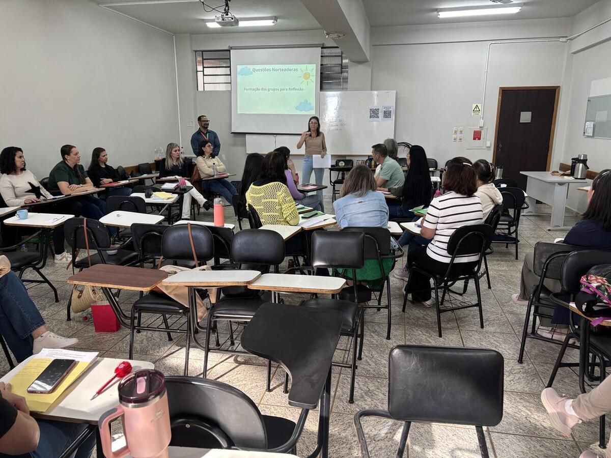 Capacitações ocorreram em diferentes locais do município e abordaram conteúdos específicos para cada área de atuação