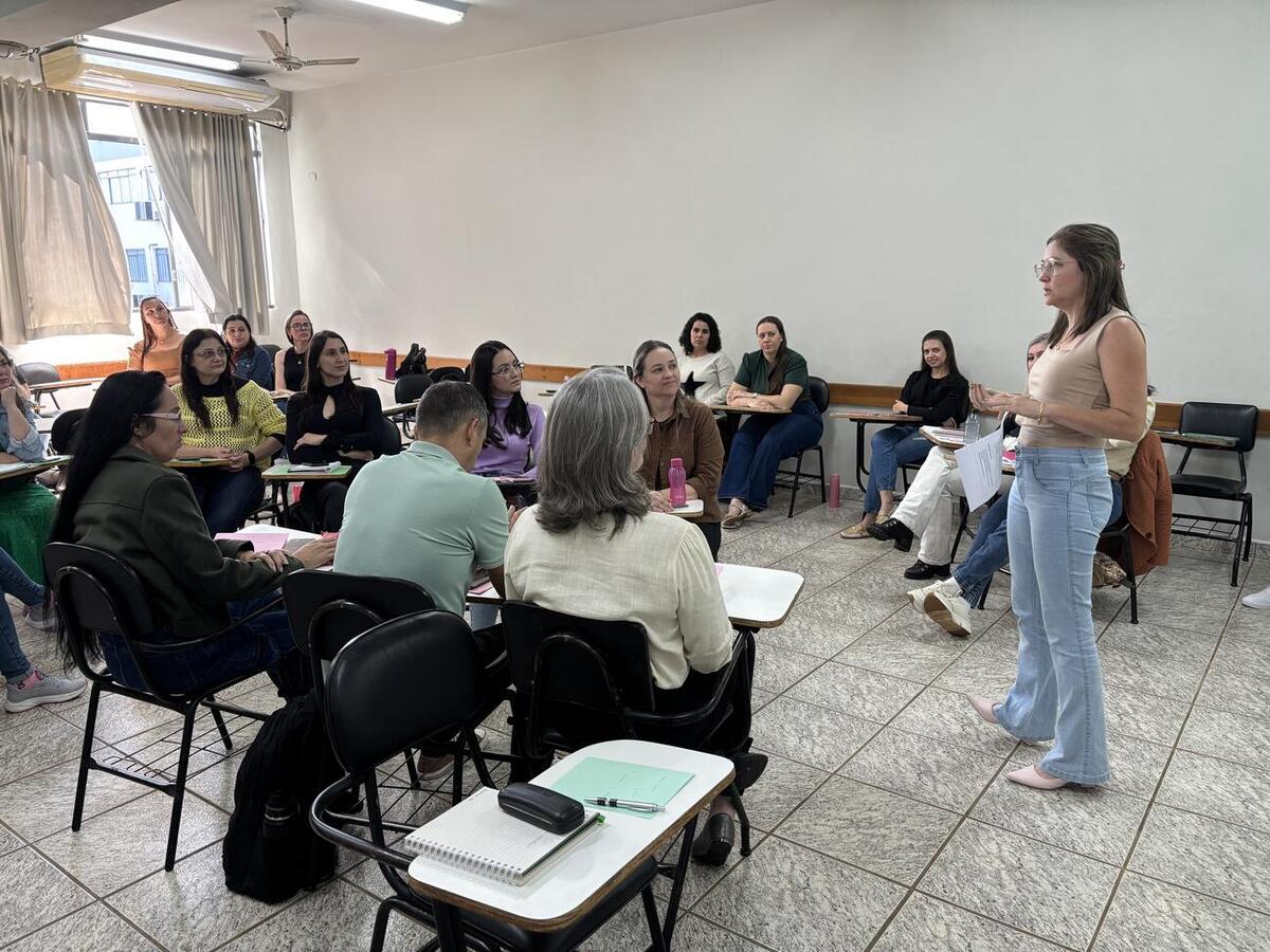 Capacitações ocorreram em diferentes locais do município e abordaram conteúdos específicos para cada área de atuação