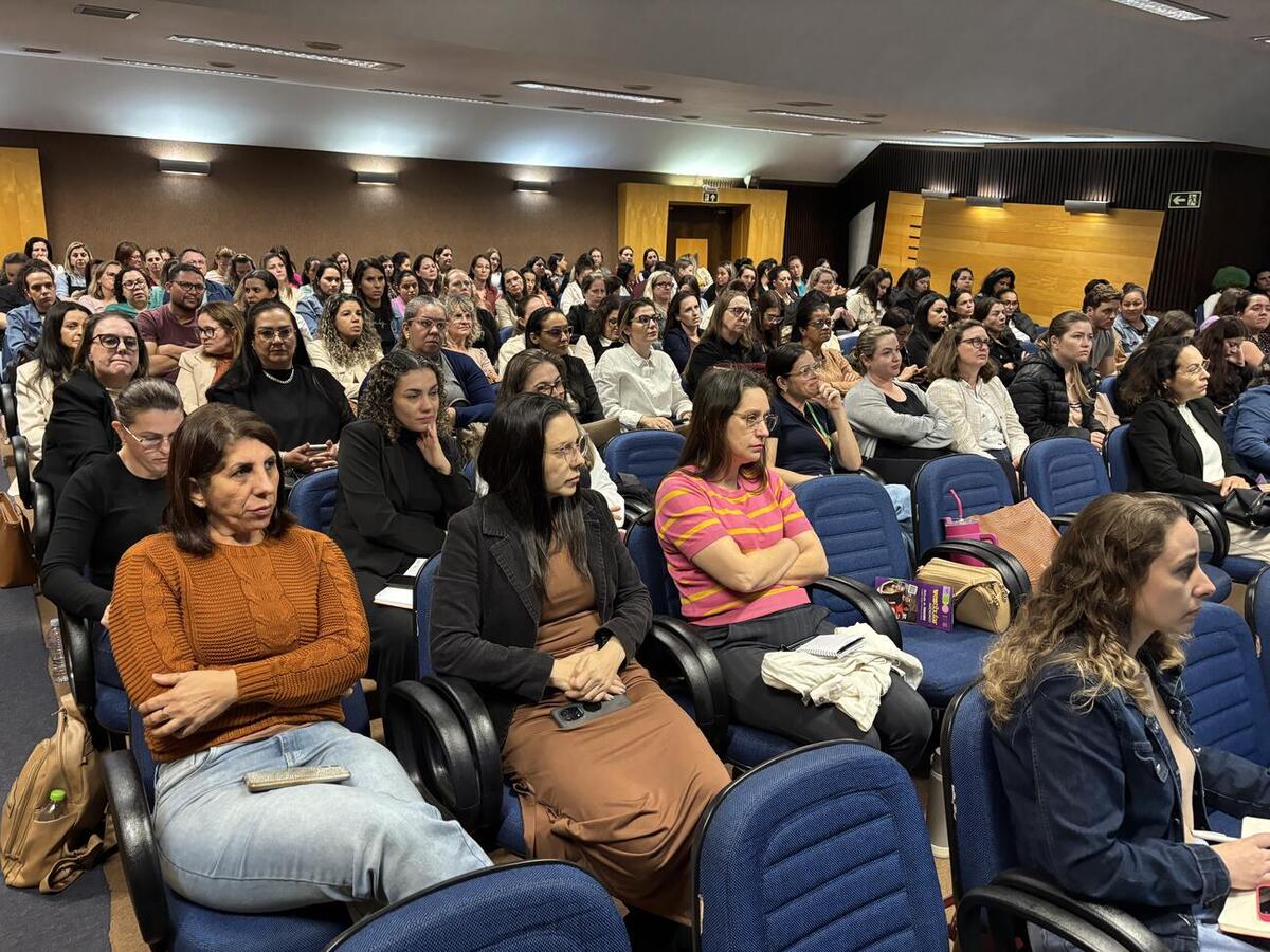 Capacitações ocorreram em diferentes locais do município e abordaram conteúdos específicos para cada área de atuação