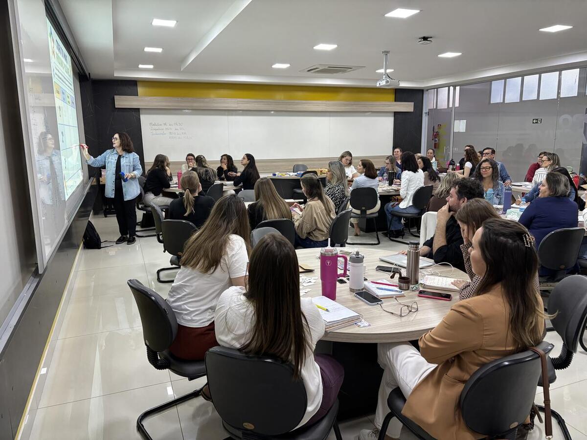 Capacitações ocorreram em diferentes locais do município e abordaram conteúdos específicos para cada área de atuação