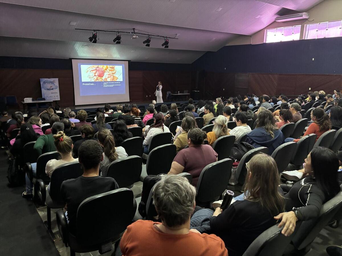 Capacitações ocorreram em diferentes locais do município e abordaram conteúdos específicos para cada área de atuação