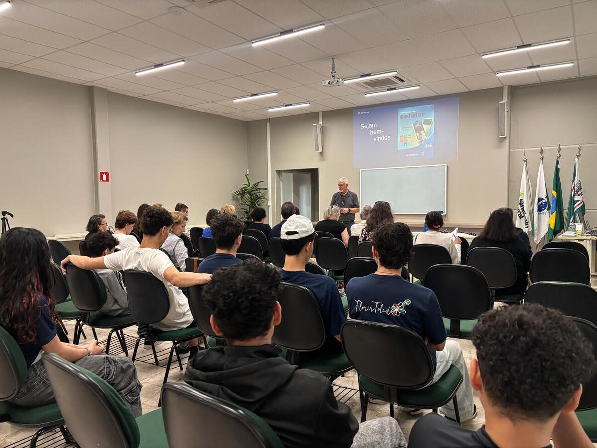 A Secretaria de Desenvolvimento Humano e Social desenvolveu juntamente com a Companhia de Tecnologia da Informação e Comunicação do Paraná (Celepar) um curso para auxiliar pessoas idosas a utilizarem o celular