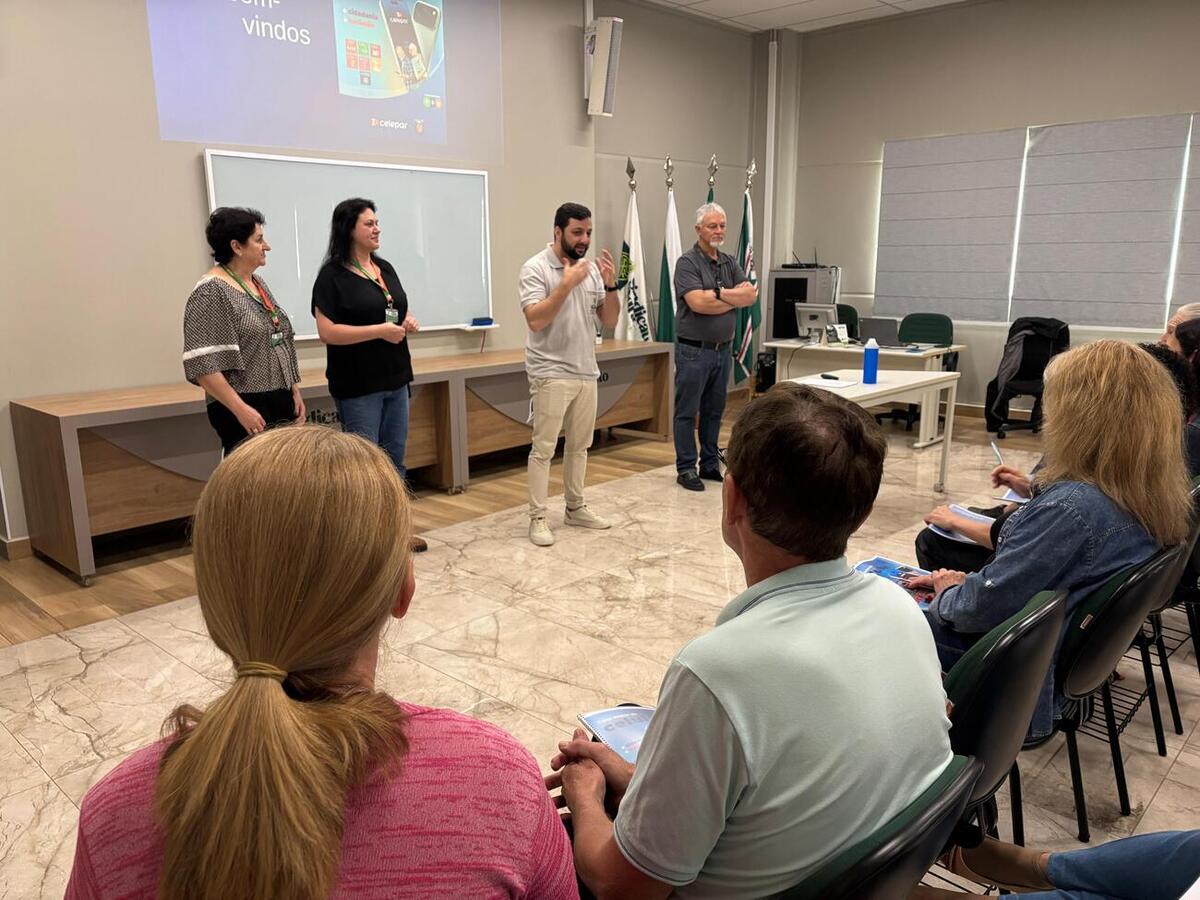 A Secretaria de Desenvolvimento Humano e Social desenvolveu juntamente com a Companhia de Tecnologia da Informação e Comunicação do Paraná (Celepar) um curso para auxiliar pessoas idosas a utilizarem o celular