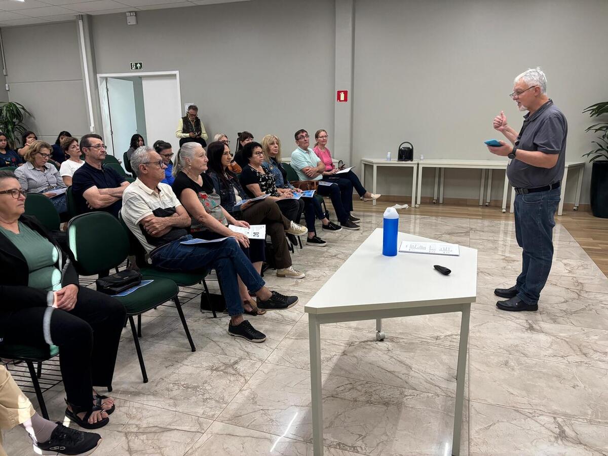 A Secretaria de Desenvolvimento Humano e Social desenvolveu juntamente com a Companhia de Tecnologia da Informação e Comunicação do Paraná (Celepar) um curso para auxiliar pessoas idosas a utilizarem o celular