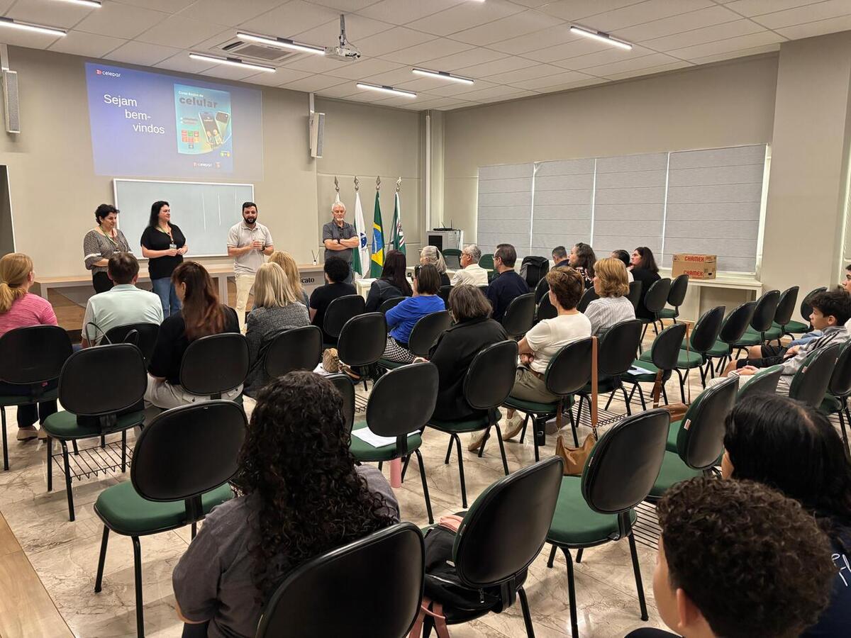 A Secretaria de Desenvolvimento Humano e Social desenvolveu juntamente com a Companhia de Tecnologia da Informação e Comunicação do Paraná (Celepar) um curso para auxiliar pessoas idosas a utilizarem o celular