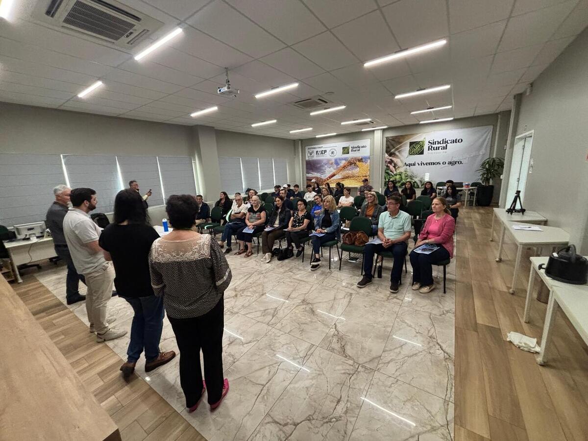 A Secretaria de Desenvolvimento Humano e Social desenvolveu juntamente com a Companhia de Tecnologia da Informação e Comunicação do Paraná (Celepar) um curso para auxiliar pessoas idosas a utilizarem o celular