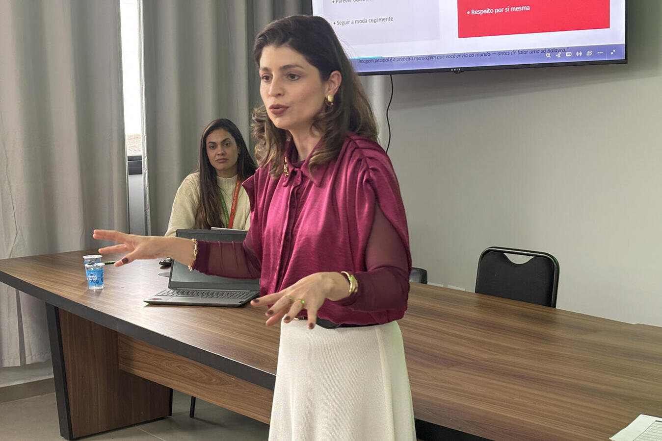 A Secretaria Municipal da Mulher (SMM) promoveu, na tarde desta sexta-feira (24), o Encontro de Valorização da Mulher Rural, atividade realizada na sede do Sindicato dos Trabalhadores da Agricultura Familiar (Staf). Integrando a programação da Semana do Agricultor 2026, o evento teve como tema "Cultivando o autocuidado" e reuniu cerca de 40 mulheres em uma programação voltada ao incentivo dos cuidados com a saúde, ao fortalecimento da autoestima e à promoção do bem-estar. A secretária municipal da Mulher, E