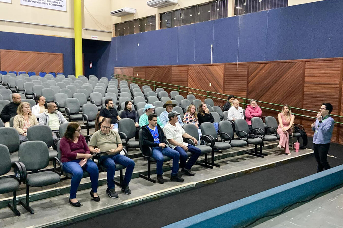 Atividade nesta quinta-feira (30) integra a Semana do Agricultor; na ocasião, comerciantes e produtores aprenderam e prestigiaram reconhecimento à queijaria