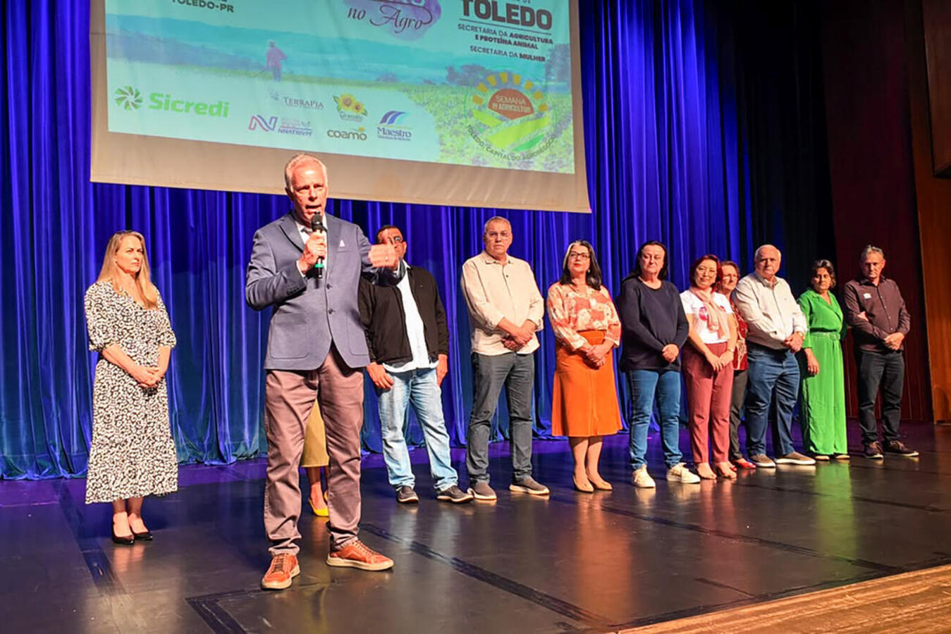 Evento realizado na noite desta quarta-feira (29) no Teatro Municipal fez um reconhecimento à contribuição das mulheres para o desenvolvimento de Toledo