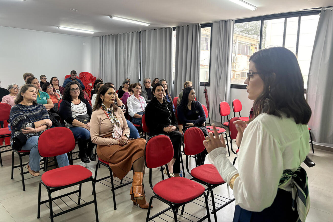 A Secretaria Municipal da Mulher (SMM) promoveu, na tarde desta sexta-feira (24), o Encontro de Valorização da Mulher Rural, atividade realizada na sede do Sindicato dos Trabalhadores da Agricultura Familiar (Staf). Integrando a programação da Semana do Agricultor 2026, o evento teve como tema "Cultivando o autocuidado" e reuniu cerca de 40 mulheres em uma programação voltada ao incentivo dos cuidados com a saúde, ao fortalecimento da autoestima e à promoção do bem-estar. A secretária municipal da Mulher, E
