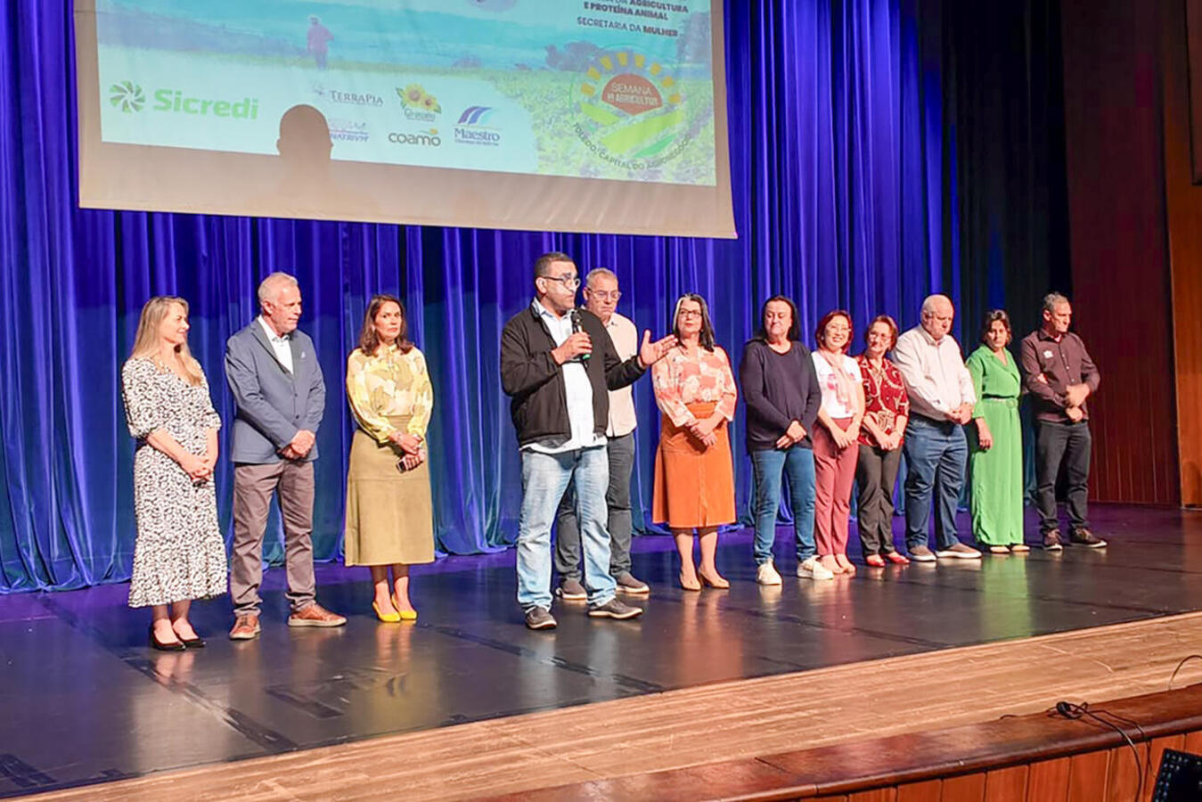 Evento realizado na noite desta quarta-feira (29) no Teatro Municipal fez um reconhecimento à contribuição das mulheres para o desenvolvimento de Toledo