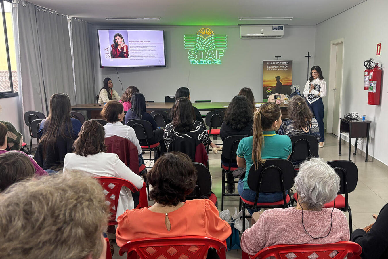 A Secretaria Municipal da Mulher (SMM) promoveu, na tarde desta sexta-feira (24), o Encontro de Valorização da Mulher Rural, atividade realizada na sede do Sindicato dos Trabalhadores da Agricultura Familiar (Staf). Integrando a programação da Semana do Agricultor 2026, o evento teve como tema "Cultivando o autocuidado" e reuniu cerca de 40 mulheres em uma programação voltada ao incentivo dos cuidados com a saúde, ao fortalecimento da autoestima e à promoção do bem-estar. A secretária municipal da Mulher, E