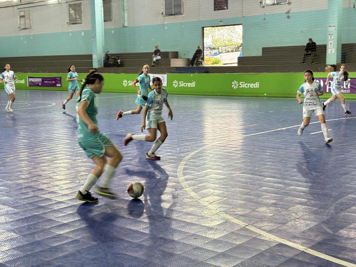 Equipe venceu o Nova Tebas por 14 a 1, terminou na liderança do Grupo E e garantiu vaga na próxima fase da competição