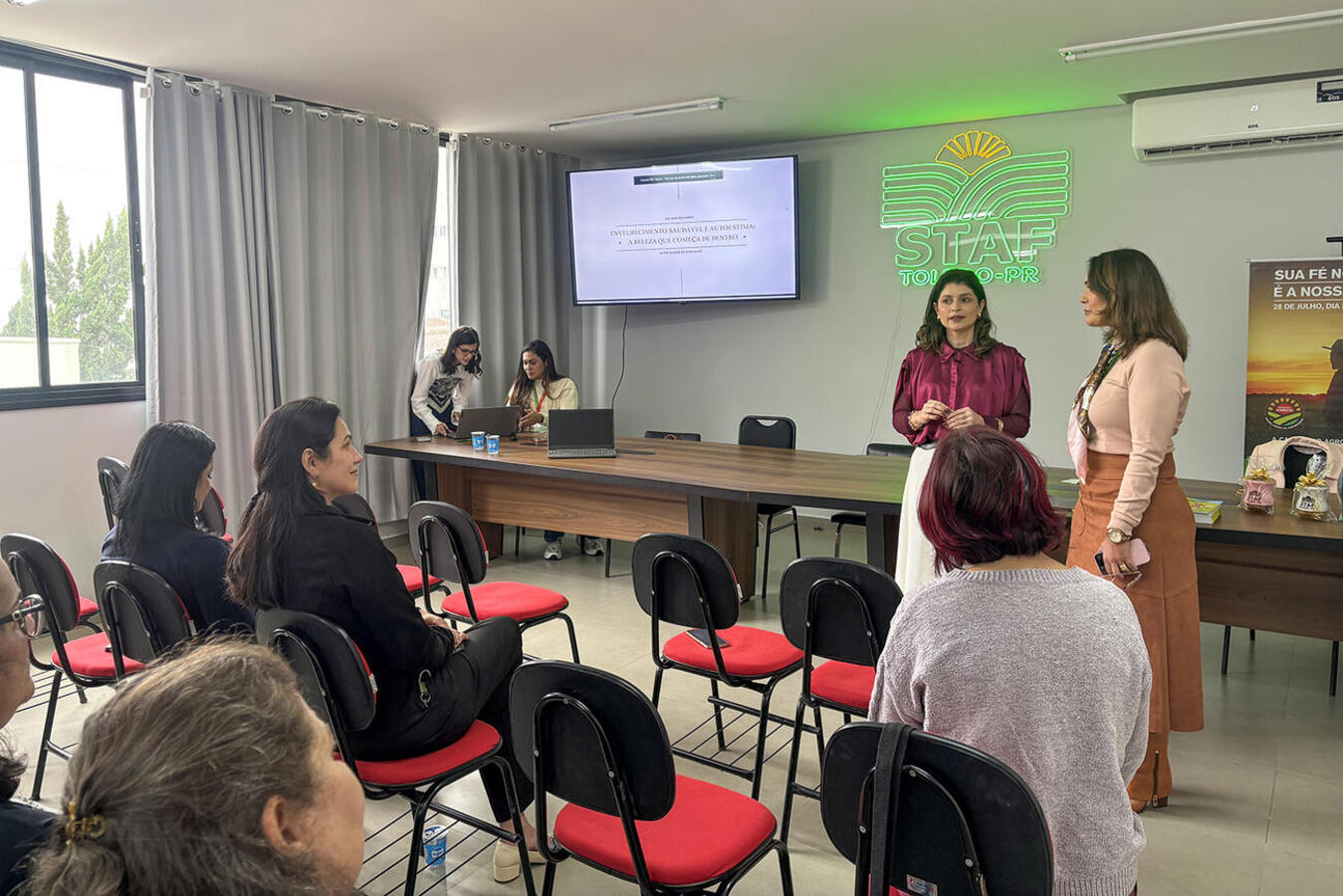 A Secretaria Municipal da Mulher (SMM) promoveu, na tarde desta sexta-feira (24), o Encontro de Valorização da Mulher Rural, atividade realizada na sede do Sindicato dos Trabalhadores da Agricultura Familiar (Staf). Integrando a programação da Semana do Agricultor 2026, o evento teve como tema "Cultivando o autocuidado" e reuniu cerca de 40 mulheres em uma programação voltada ao incentivo dos cuidados com a saúde, ao fortalecimento da autoestima e à promoção do bem-estar. A secretária municipal da Mulher, E