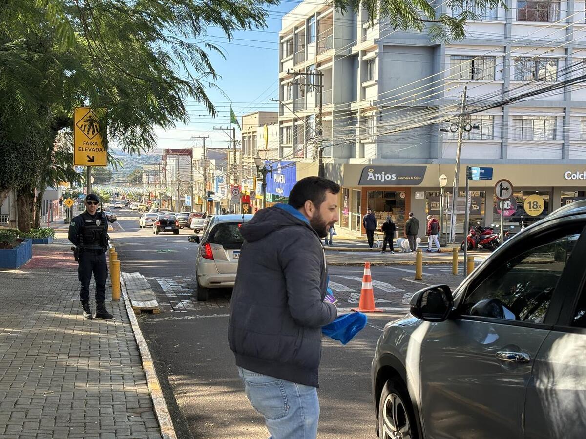 Atividade reuniu idosos para orientações sobre prevenção da violência e divulgou curso gratuito sobre uso de smartphones