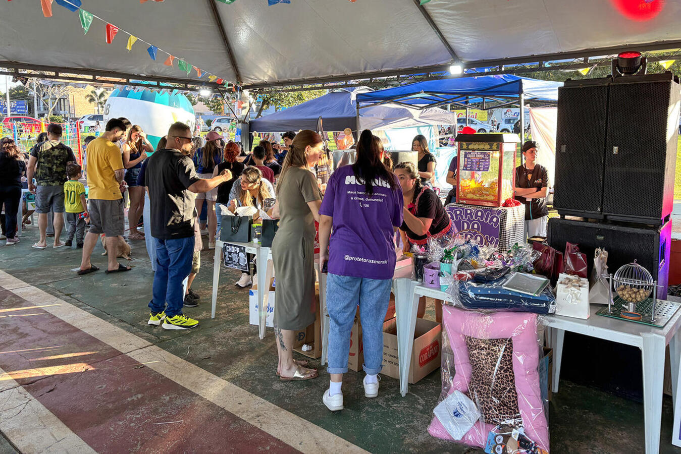Evento promovido no sábado (18), no  Diva Paim Barth, comercializou praticamente todos os produtos e reforçou a arrecadação das entidades de proteção animal 