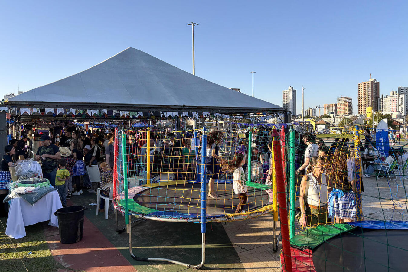 Evento promovido no sábado (18), no  Diva Paim Barth, comercializou praticamente todos os produtos e reforçou a arrecadação das entidades de proteção animal 