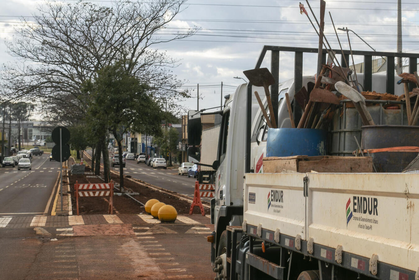 Emdur trabalha ainda na recuperação de ruas e no asfalto rural. Investimentos trazem mais segurança e valorizam a cidade