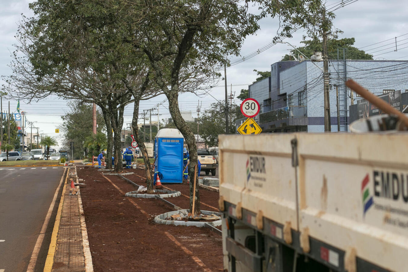 Emdur trabalha ainda na recuperação de ruas e no asfalto rural. Investimentos trazem mais segurança e valorizam a cidade