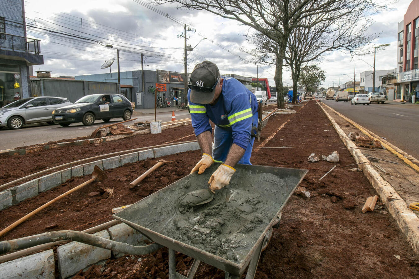 Emdur trabalha ainda na recuperação de ruas e no asfalto rural. Investimentos trazem mais segurança e valorizam a cidade