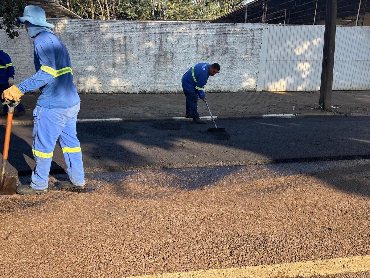 Trabalho de recape está sendo realizado pela Empresa de Desenvolvimento Urbano e Rural de Toledo (Emdur) dentro do programa de recuperação da malha asfátlica