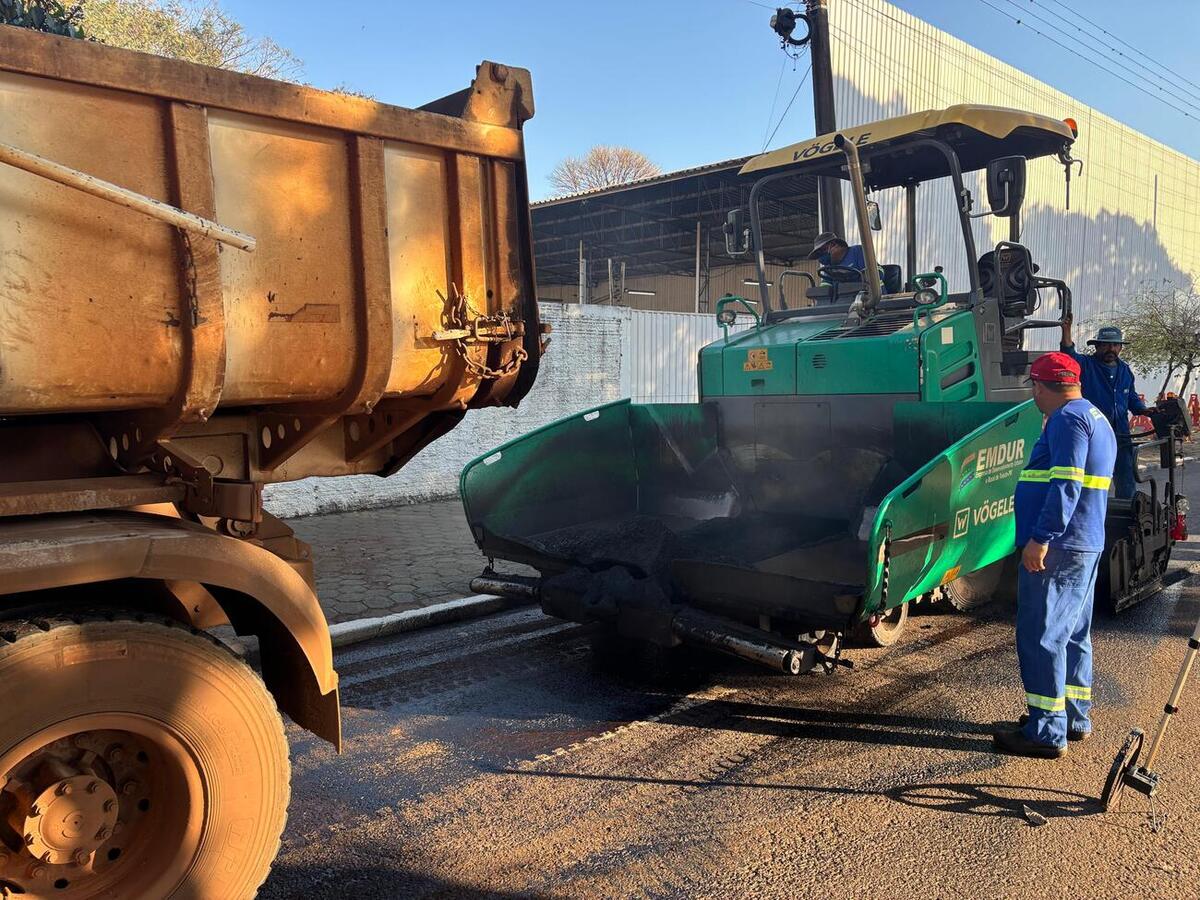 Trabalho de recape está sendo realizado pela Empresa de Desenvolvimento Urbano e Rural de Toledo (Emdur) dentro do programa de recuperação da malha asfátlica
