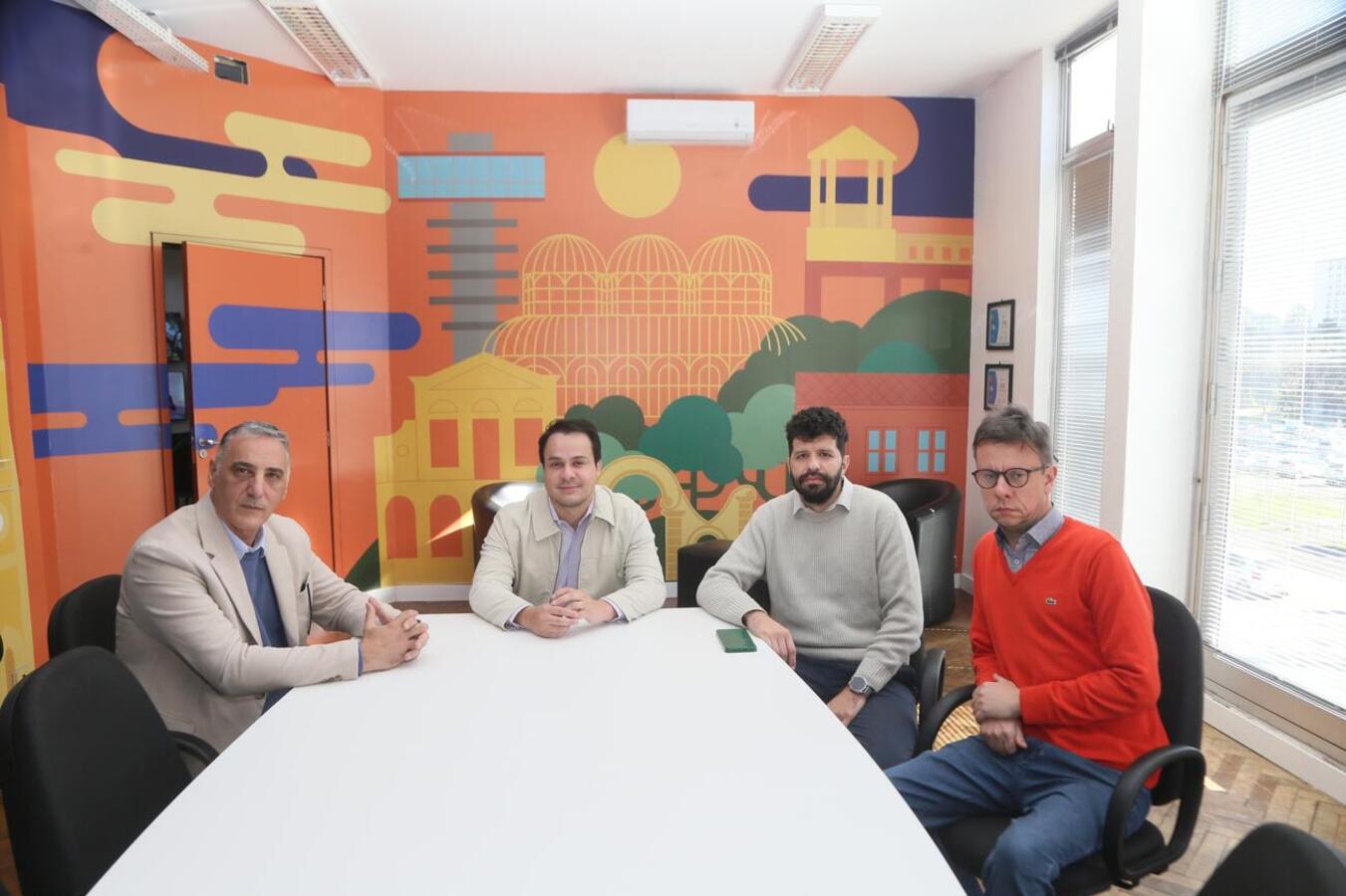 Agenda em Curitiba incluiu encontros na Prefeitura, na Ocepar e no jornal Bem Paraná, além da participação no Prêmio Colunistas, em Florianópolis, reforçando a busca por inovação e boas práticas na comunicação pública