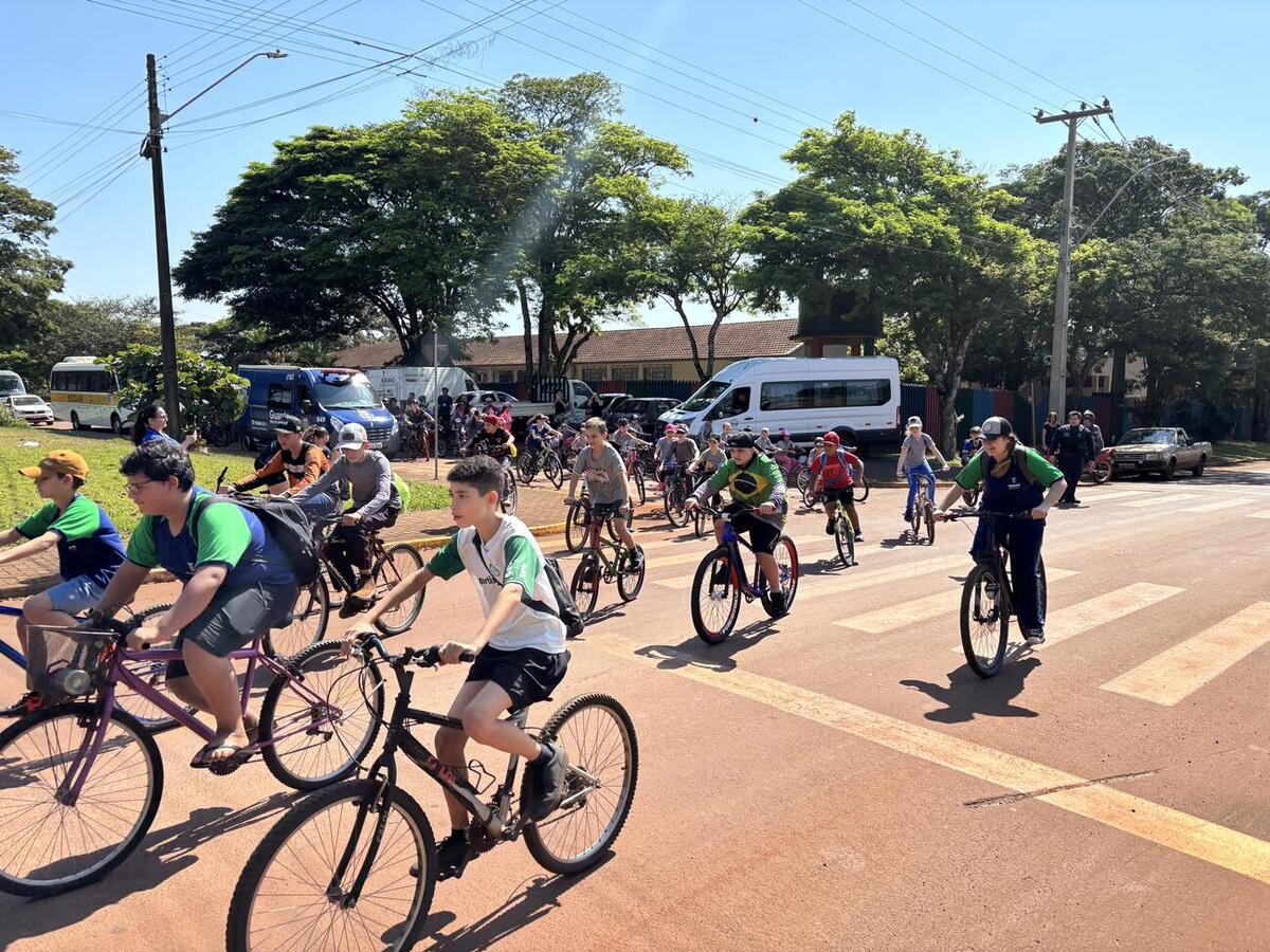 Cerca de 89 alunos participaram de percurso de 7 quilômetros, plantio de 23 mudas, trilha e ações de conscientização ambiental