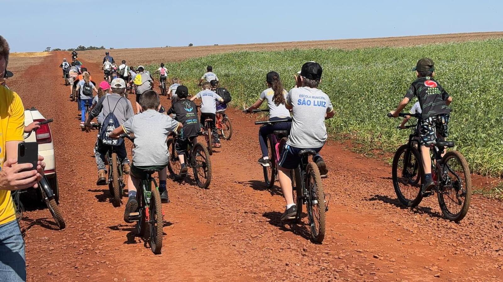Cerca de 89 alunos participaram de percurso de 7 quilômetros, plantio de 23 mudas, trilha e ações de conscientização ambiental