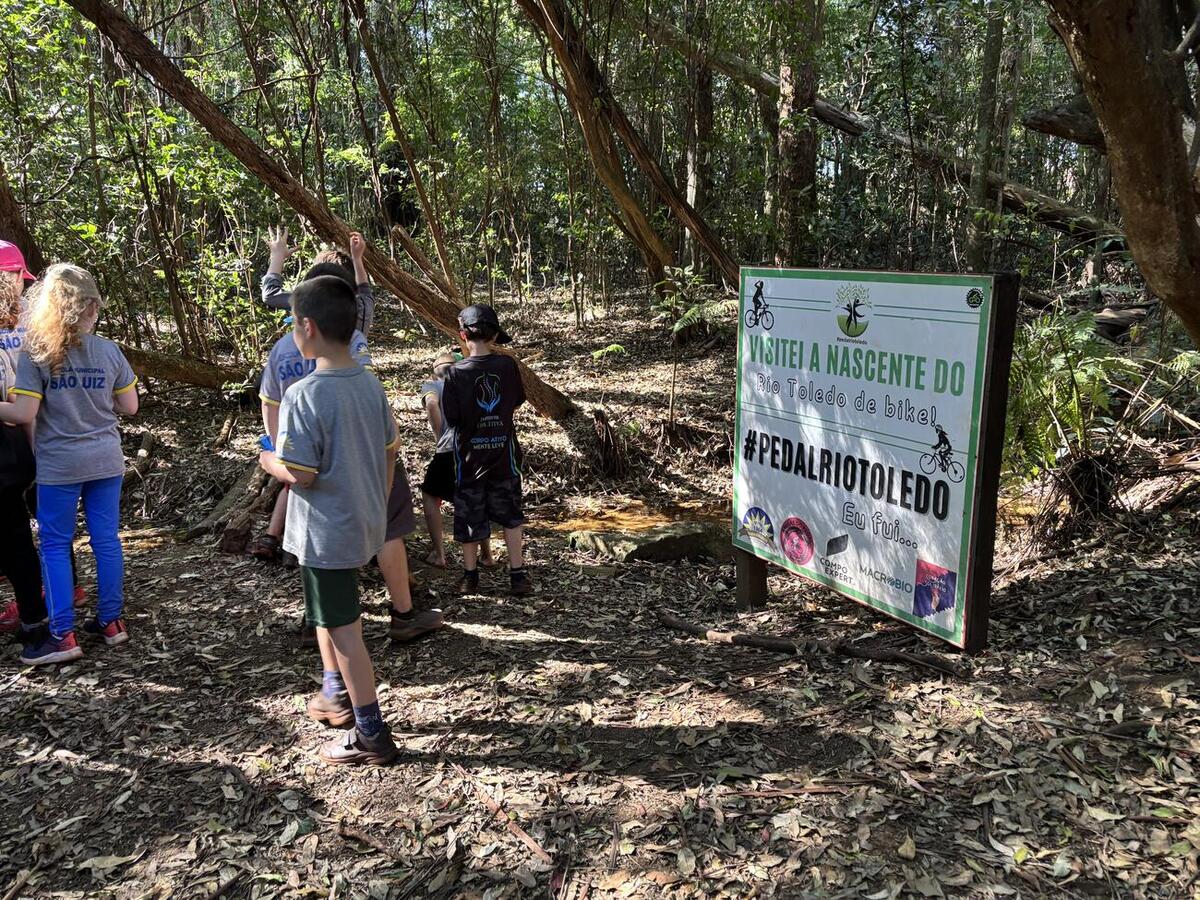Cerca de 89 alunos participaram de percurso de 7 quilômetros, plantio de 23 mudas, trilha e ações de conscientização ambiental