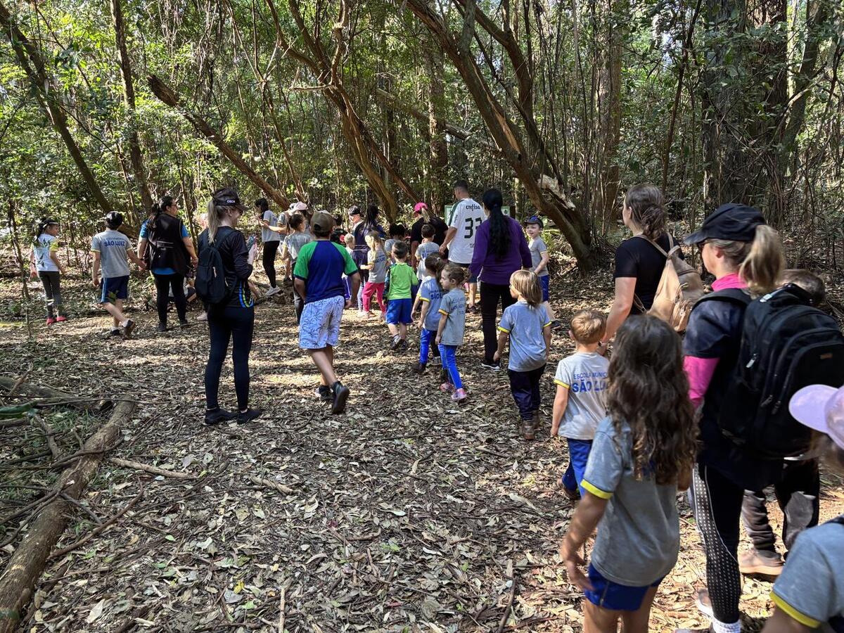 Cerca de 89 alunos participaram de percurso de 7 quilômetros, plantio de 23 mudas, trilha e ações de conscientização ambiental