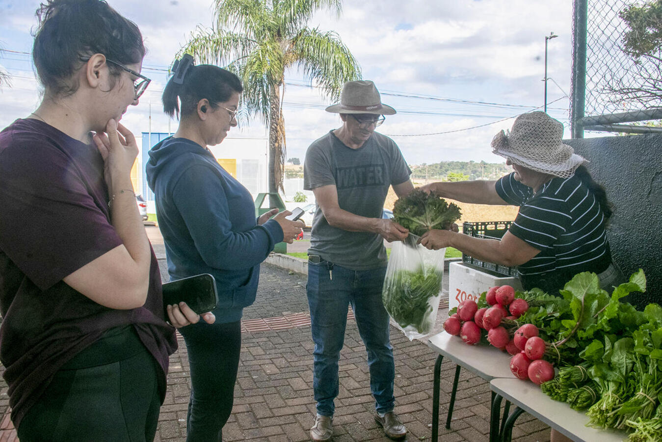Integrantes do projeto comercializaram verduras e legumes para moradores da região do Santa Clara IV em ação realizada na manhã desta quarta (5) no Cras V