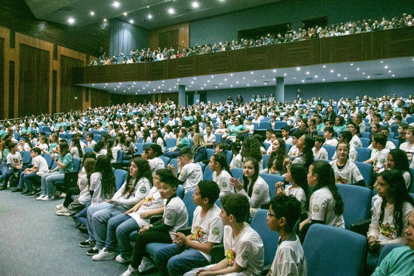 Formatura do Programa Educacional de Resistência às Drogas e à Violência realizada no Teatro Municipal, na manhã desta quarta (26), foi prestigiada por várias autoridades