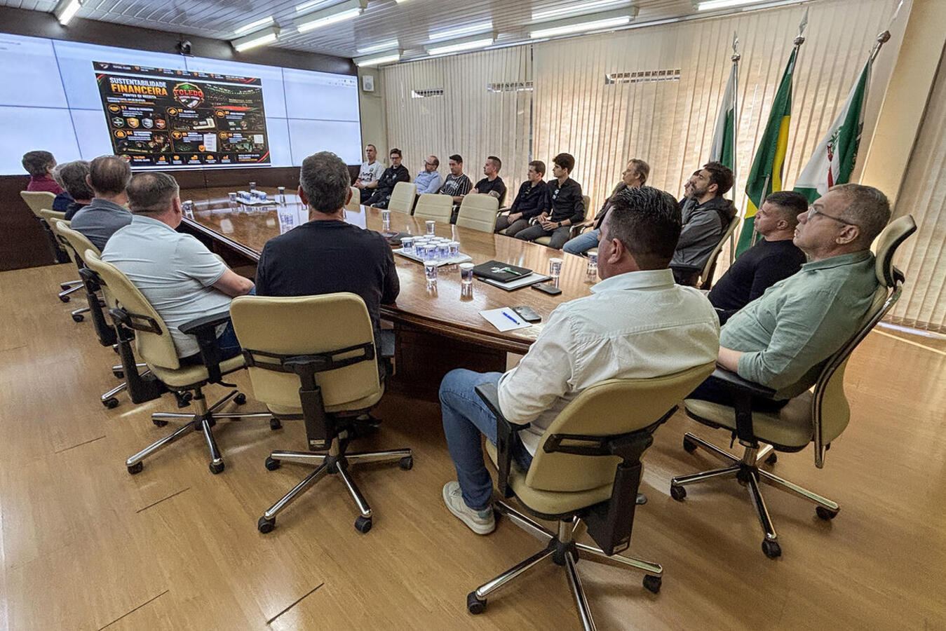 Executivos do Toledo Futsal Clube pediram apoio a proposta detalhada em encontro realizado na Sala de Reuniões do Gabinete do Prefeito, na tarde desta segunda (24)