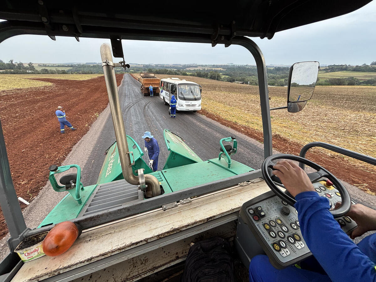 Obra tem extensão de 1,52 quilômetro e investimento de  R$ 1.782.733,10 e faz parte do pacote de investimentos nas estradas do interior com asfalto novo