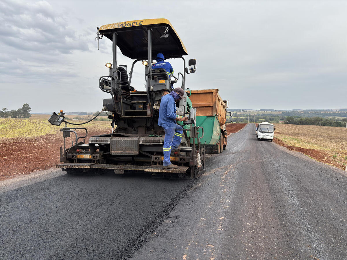 Obra tem extensão de 1,52 quilômetro e investimento de  R$ 1.782.733,10 e faz parte do pacote de investimentos nas estradas do interior com asfalto novo