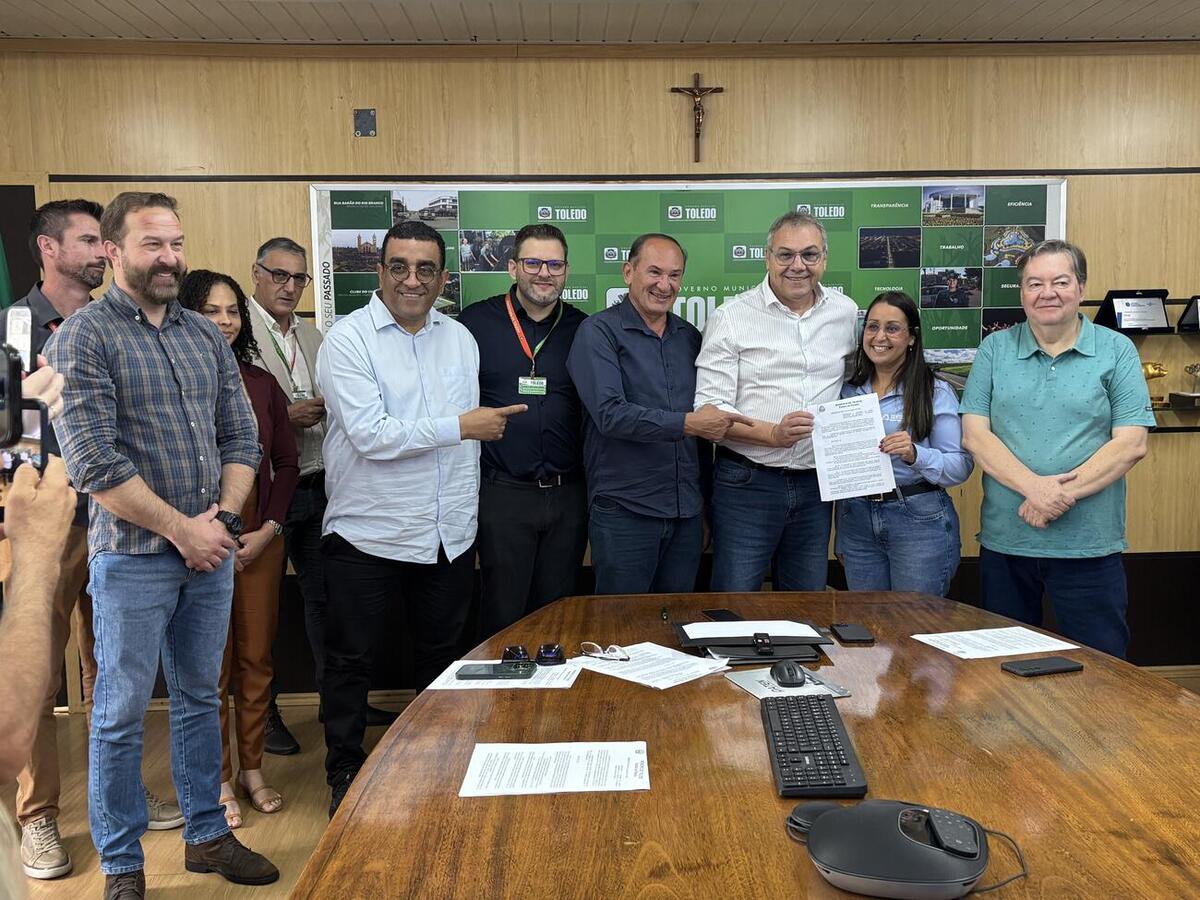 Solenidade de assinatura do Decreto nº 1.961 foi realizada nesta quinta-feira (13), no Gabinete do Prefeito