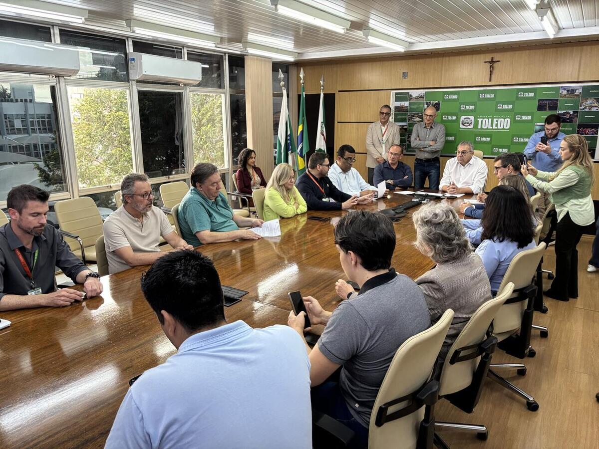 Solenidade de assinatura do Decreto nº 1.961 foi realizada nesta quinta-feira (13), no Gabinete do Prefeito