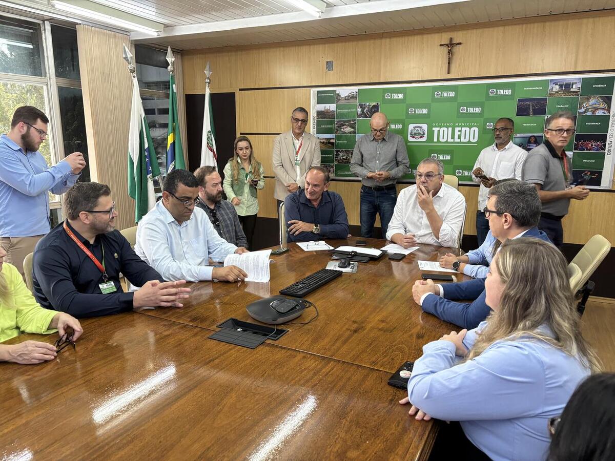 Solenidade de assinatura do Decreto nº 1.961 foi realizada nesta quinta-feira (13), no Gabinete do Prefeito