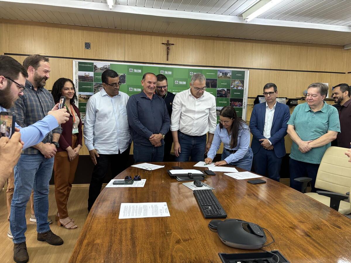 Solenidade de assinatura do Decreto nº 1.961 foi realizada nesta quinta-feira (13), no Gabinete do Prefeito